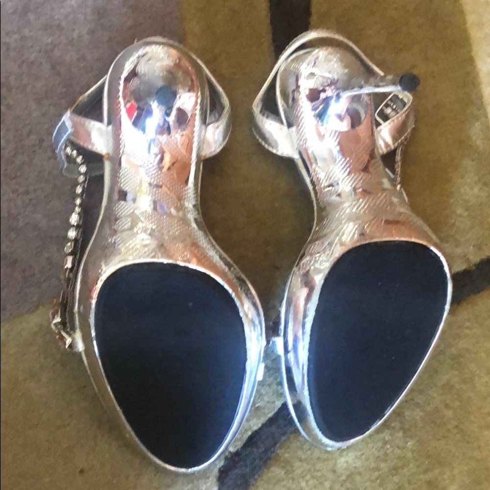Silver Heels - Picture 3 of 3